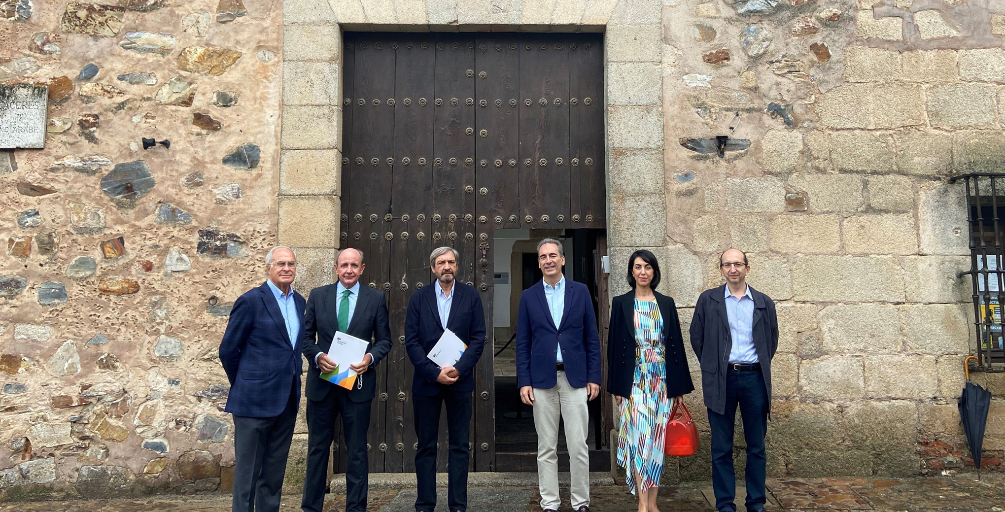La Fundación Iberdrola España firma la cesión de dibujos del Puente Romano de Alcántara para una exposición organizada por la Junta de Extremadura