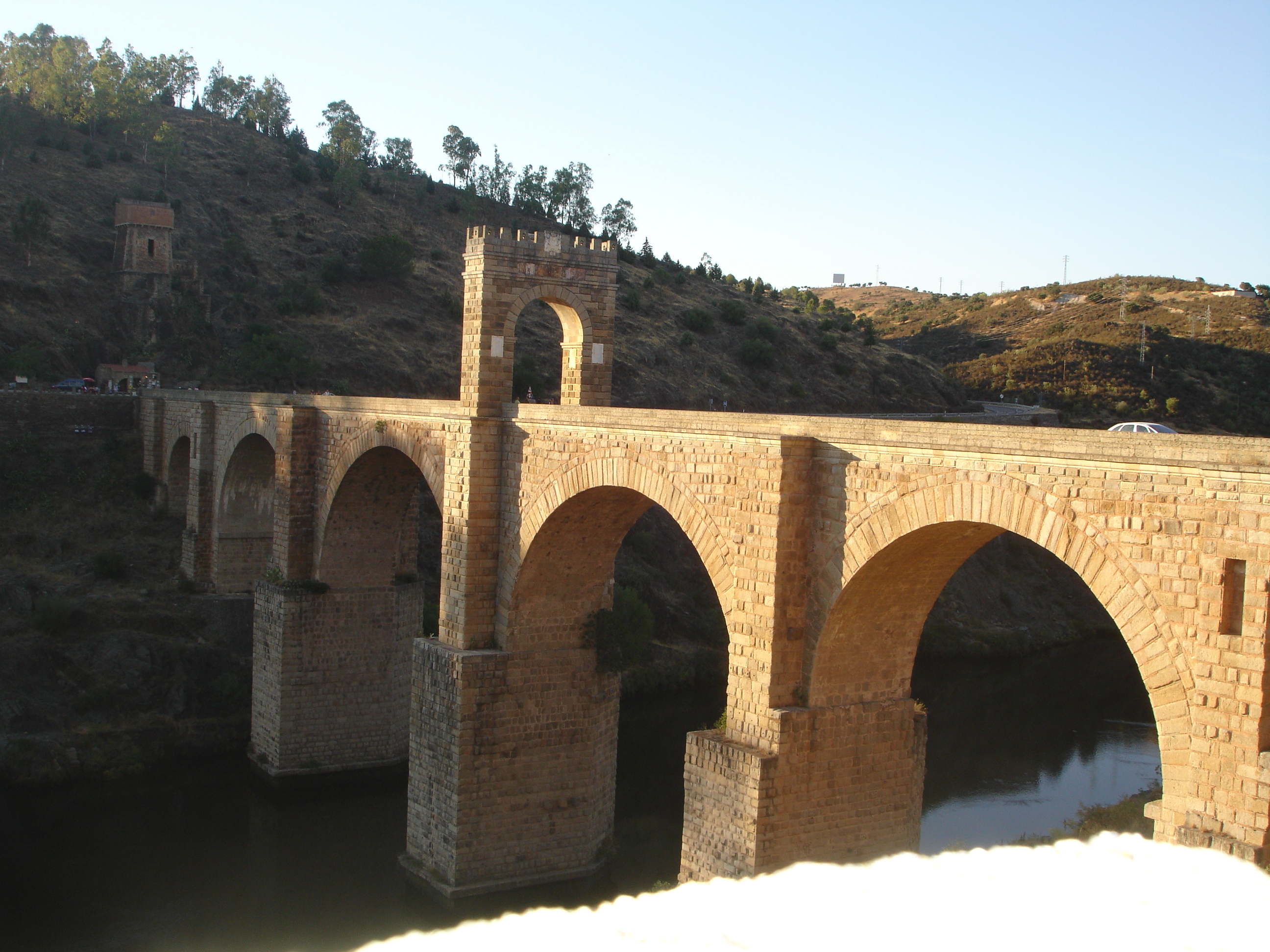 Iberdrola ha inaugurado la nueva iluminación del puente romano de Alcántara