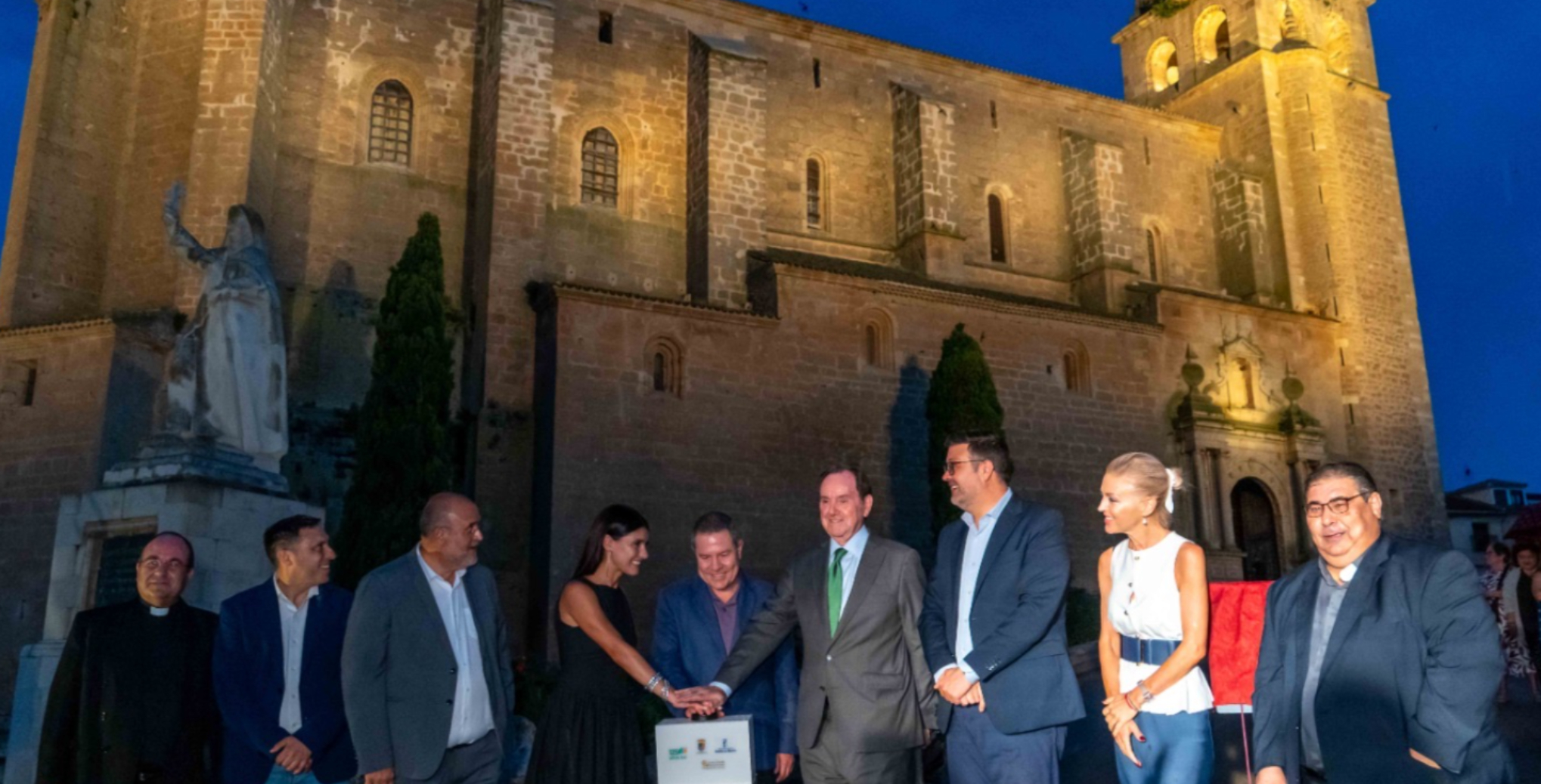 La Basílica de Nuestra Señora de la Asunción estrena una nueva iluminación ornamental gracias al Ayuntamiento de Villanueva de la Jara, a la Diócesis de Cuenca y a la Fundación Iberdrola España