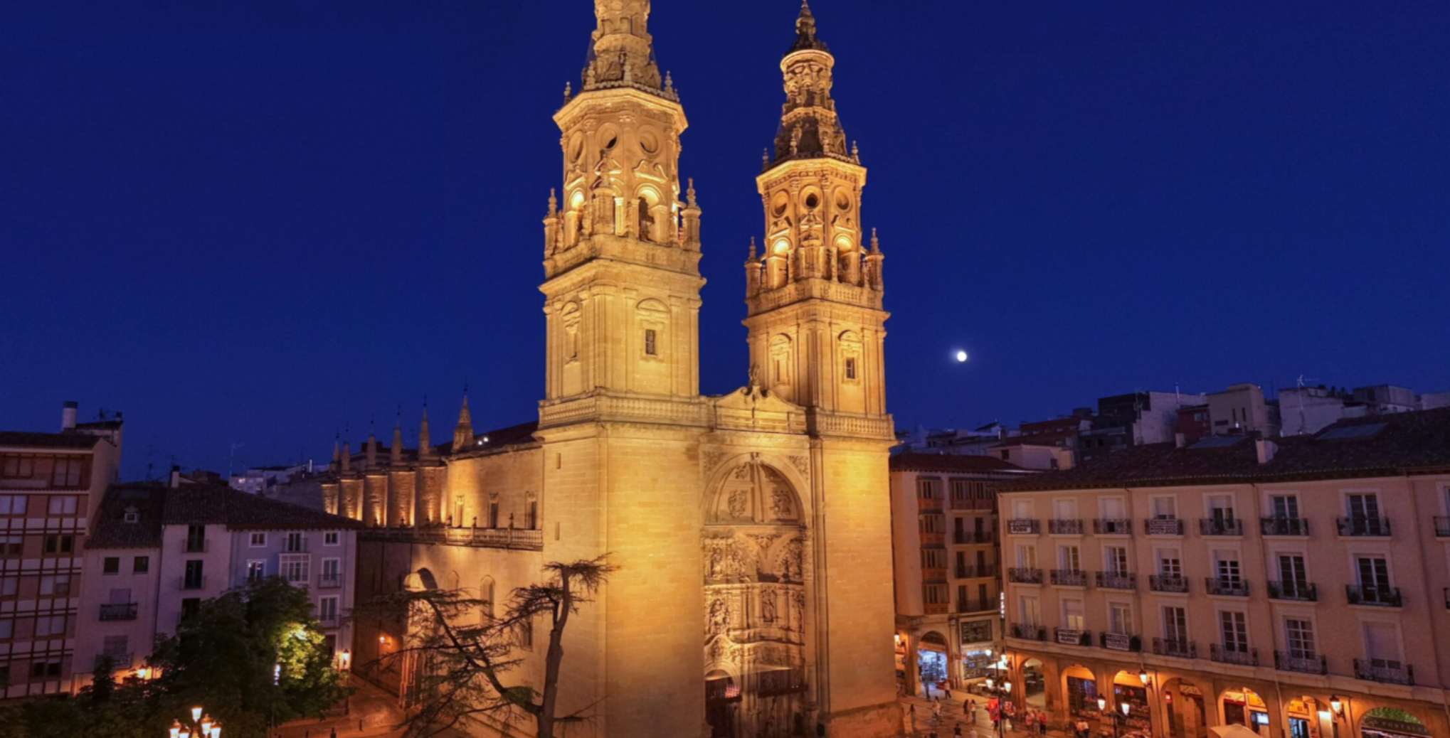 La concatedral de Santa María de la Redonda estrena nueva iluminación en el 125 aniversario de Iberdrola